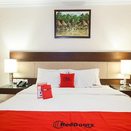 Отель Reddoorz Premium @ Raya Nginden Wonocolo Экстерьер фото