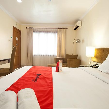 Отель Reddoorz Premium @ Raya Nginden Wonocolo Экстерьер фото