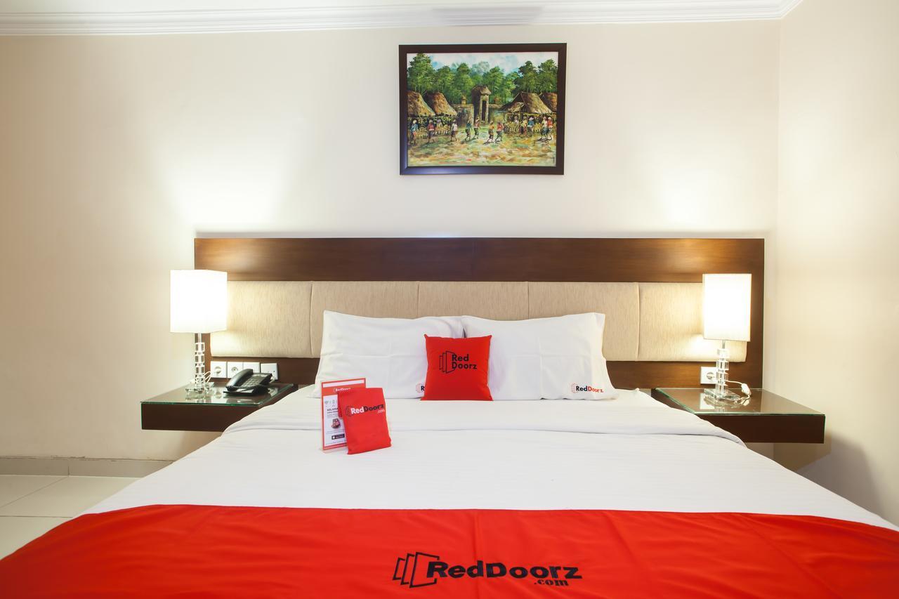 Отель Reddoorz Premium @ Raya Nginden Wonocolo Экстерьер фото