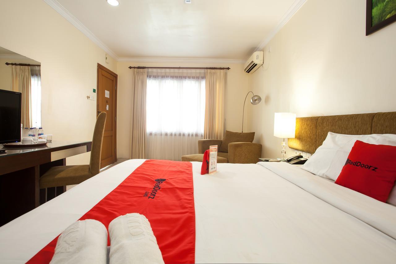 Отель Reddoorz Premium @ Raya Nginden Wonocolo Экстерьер фото