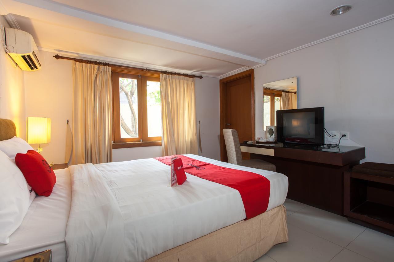 Отель Reddoorz Premium @ Raya Nginden Wonocolo Экстерьер фото