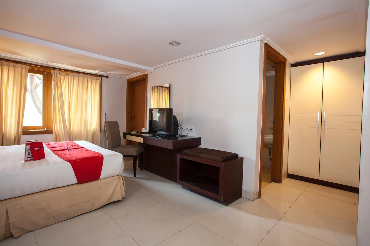 Отель Reddoorz Premium @ Raya Nginden Wonocolo Экстерьер фото