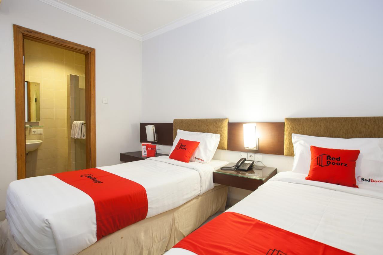 Отель Reddoorz Premium @ Raya Nginden Wonocolo Экстерьер фото