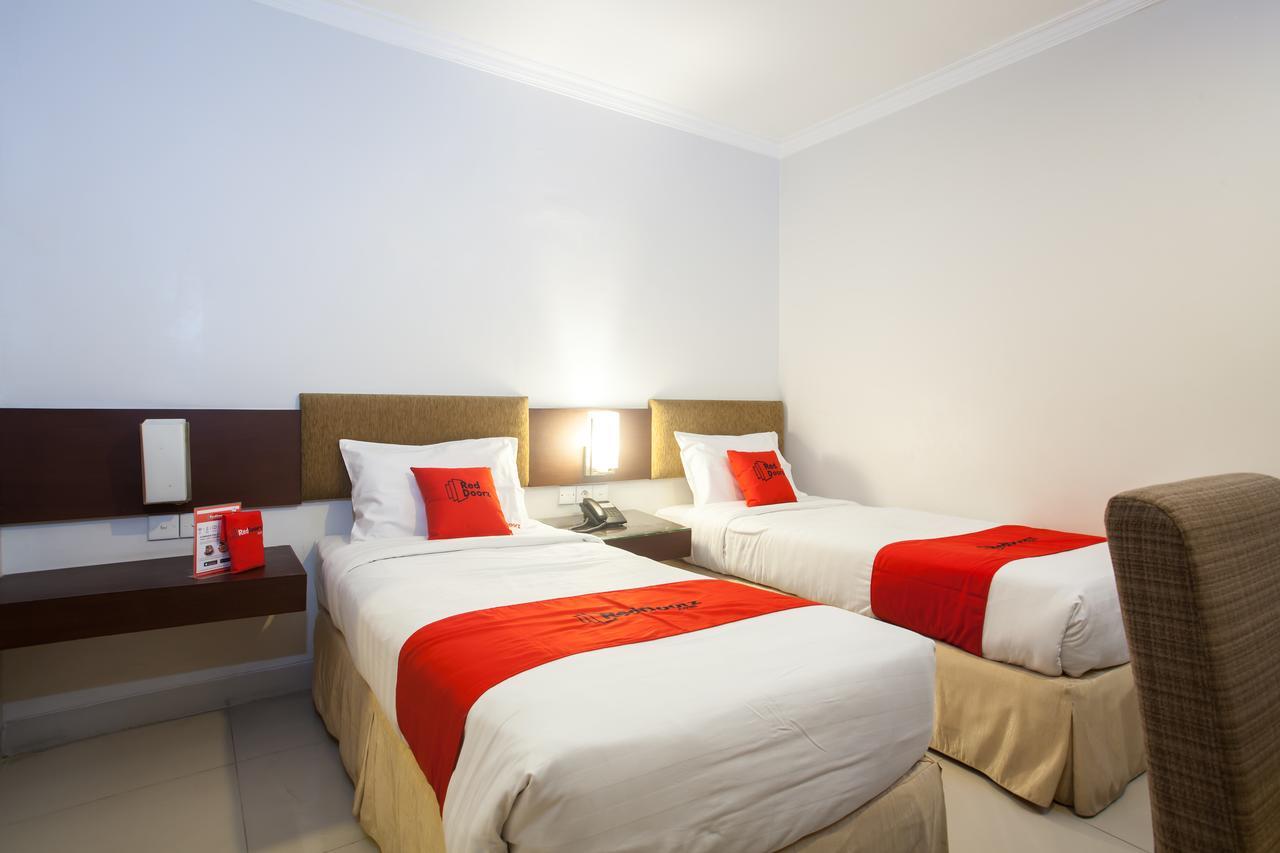 Отель Reddoorz Premium @ Raya Nginden Wonocolo Экстерьер фото