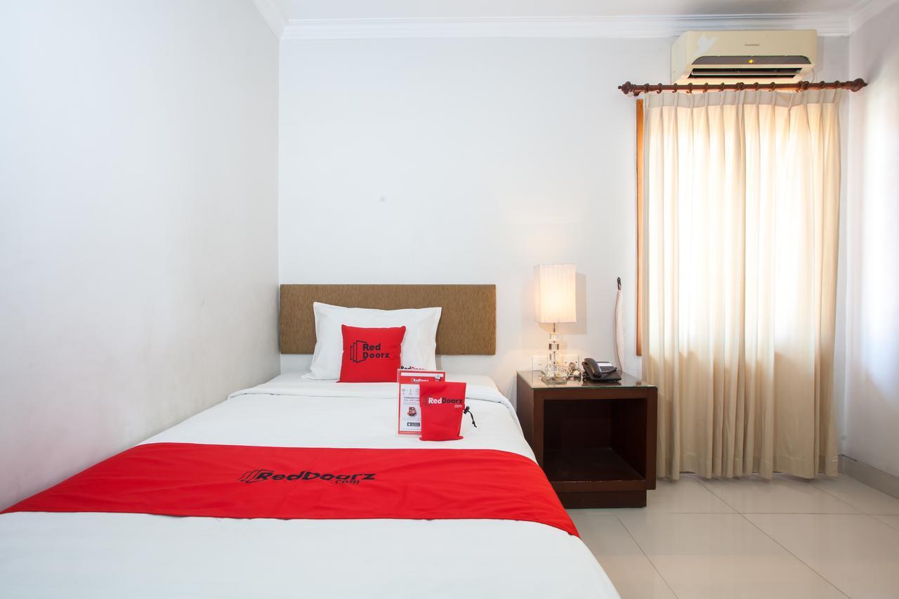 Отель Reddoorz Premium @ Raya Nginden Wonocolo Экстерьер фото