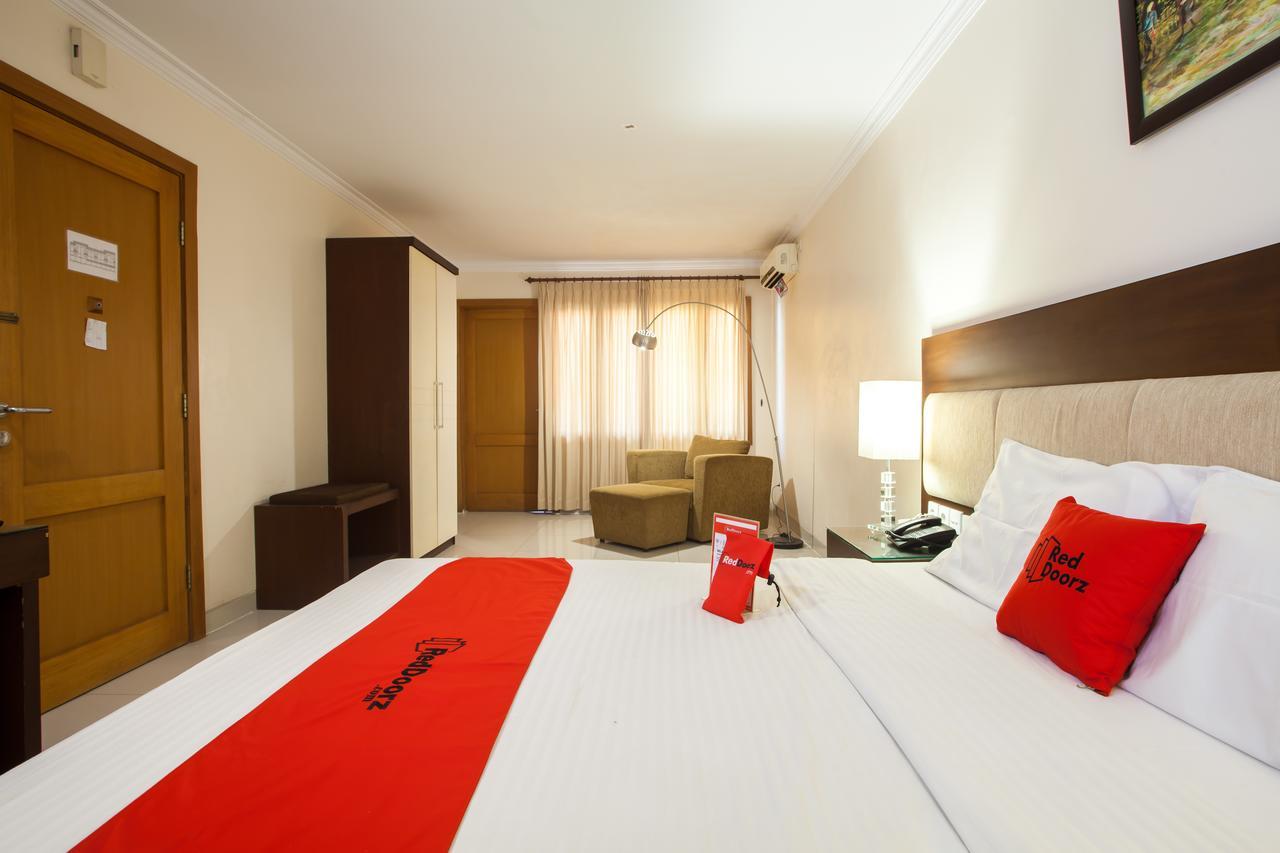 Отель Reddoorz Premium @ Raya Nginden Wonocolo Экстерьер фото