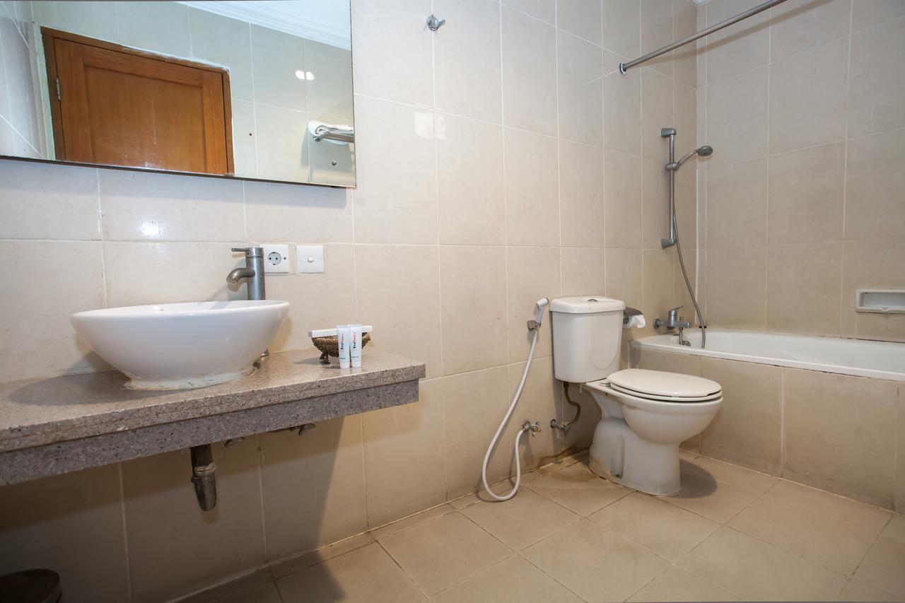 Отель Reddoorz Premium @ Raya Nginden Wonocolo Экстерьер фото