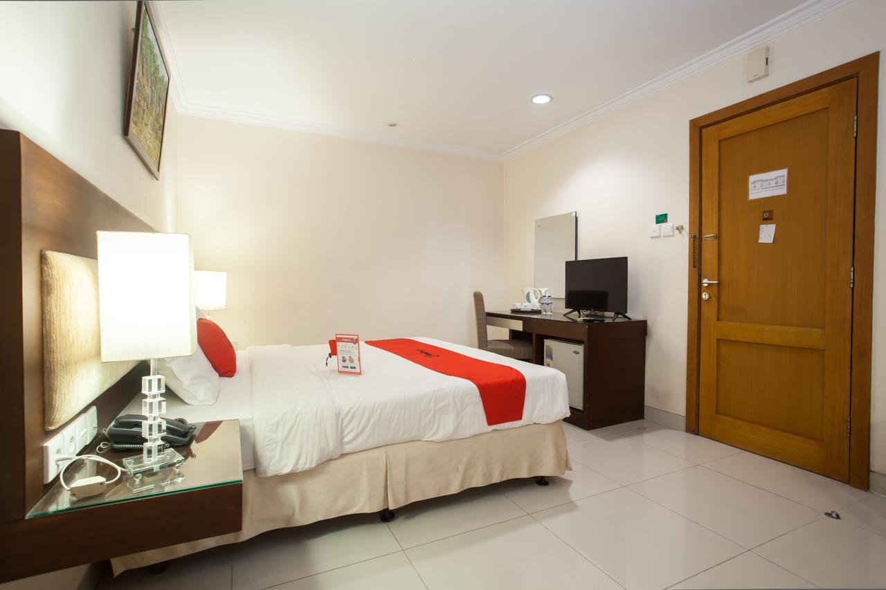Отель Reddoorz Premium @ Raya Nginden Wonocolo Экстерьер фото