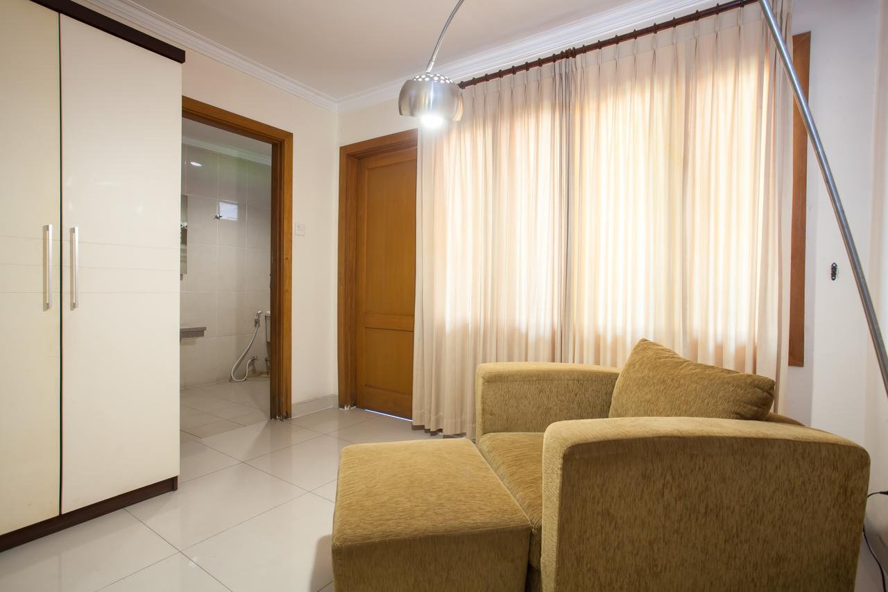 Отель Reddoorz Premium @ Raya Nginden Wonocolo Экстерьер фото