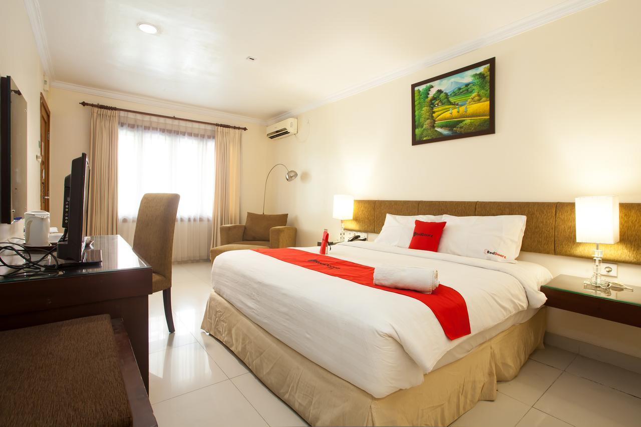 Отель Reddoorz Premium @ Raya Nginden Wonocolo Экстерьер фото