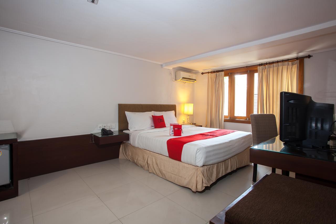 Отель Reddoorz Premium @ Raya Nginden Wonocolo Экстерьер фото