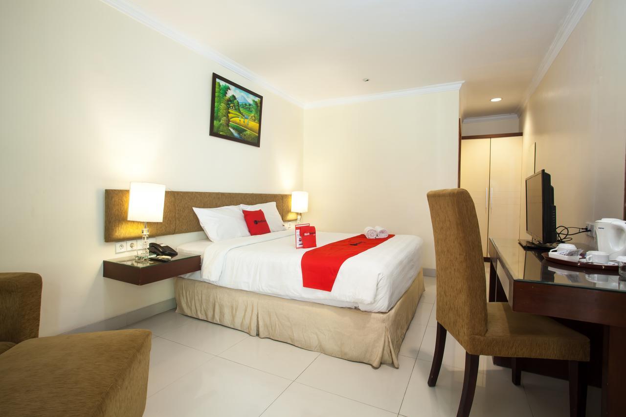 Отель Reddoorz Premium @ Raya Nginden Wonocolo Экстерьер фото