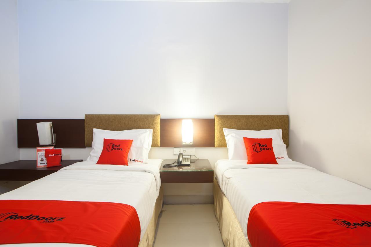 Отель Reddoorz Premium @ Raya Nginden Wonocolo Экстерьер фото
