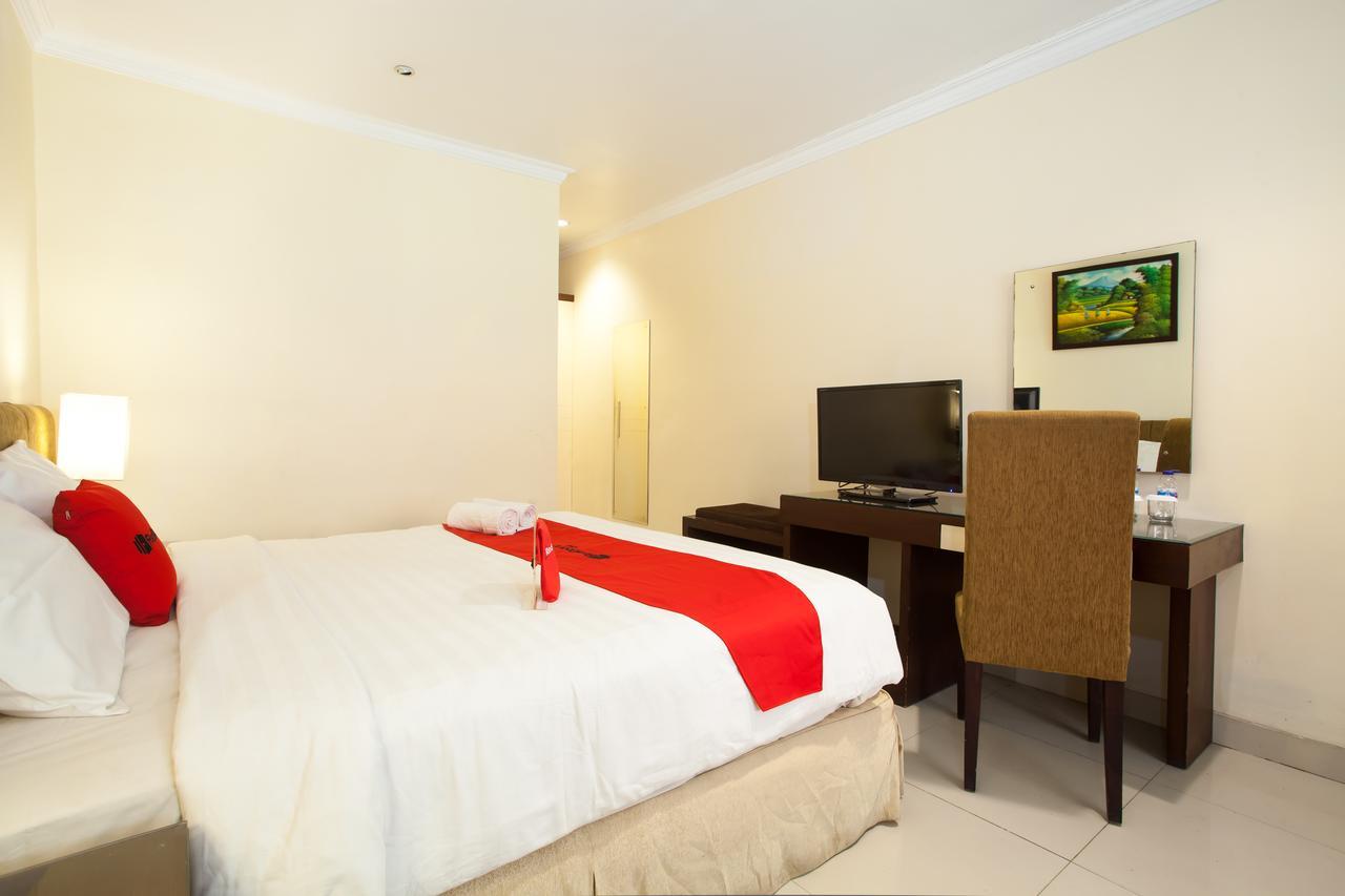 Отель Reddoorz Premium @ Raya Nginden Wonocolo Экстерьер фото