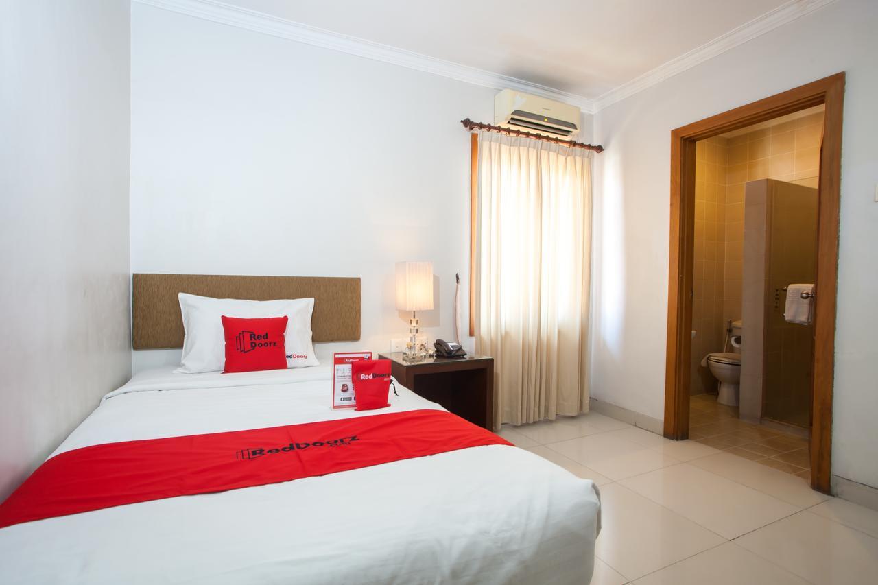 Отель Reddoorz Premium @ Raya Nginden Wonocolo Экстерьер фото