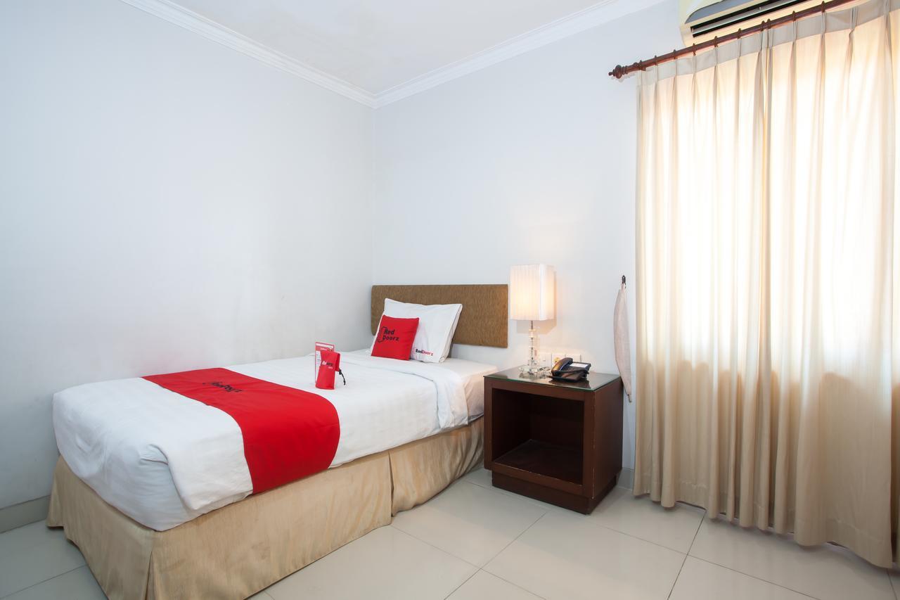 Отель Reddoorz Premium @ Raya Nginden Wonocolo Экстерьер фото