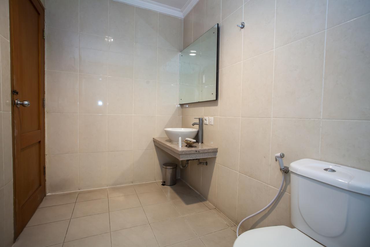 Отель Reddoorz Premium @ Raya Nginden Wonocolo Экстерьер фото