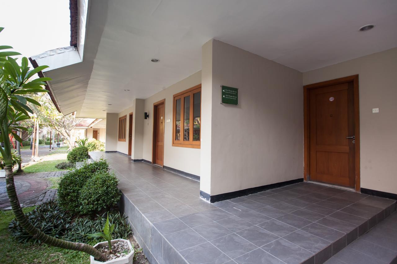 Отель Reddoorz Premium @ Raya Nginden Wonocolo Экстерьер фото