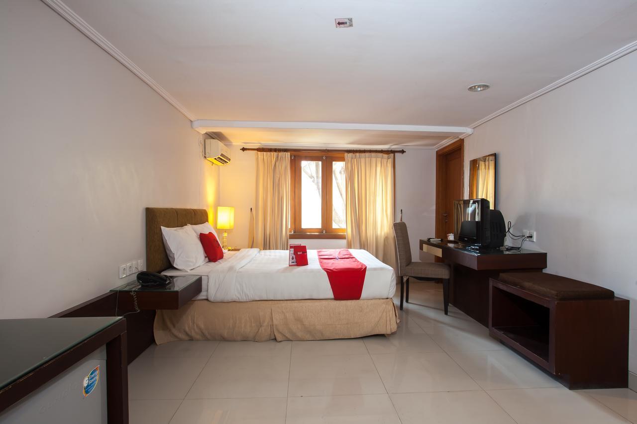 Отель Reddoorz Premium @ Raya Nginden Wonocolo Экстерьер фото