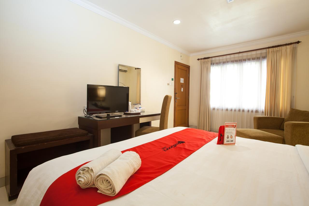 Отель Reddoorz Premium @ Raya Nginden Wonocolo Экстерьер фото