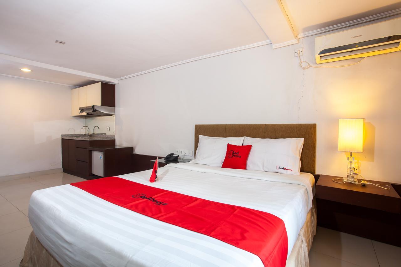 Отель Reddoorz Premium @ Raya Nginden Wonocolo Экстерьер фото