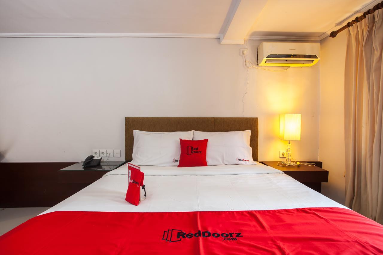 Отель Reddoorz Premium @ Raya Nginden Wonocolo Экстерьер фото