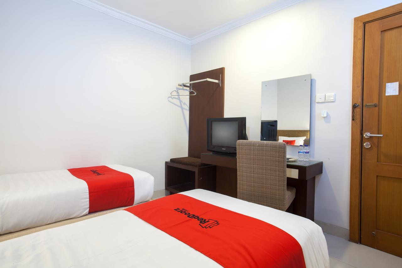 Отель Reddoorz Premium @ Raya Nginden Wonocolo Экстерьер фото