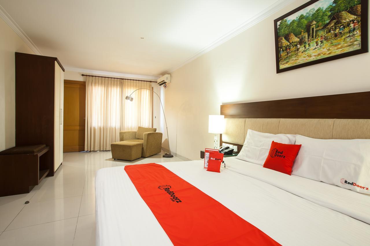 Отель Reddoorz Premium @ Raya Nginden Wonocolo Экстерьер фото