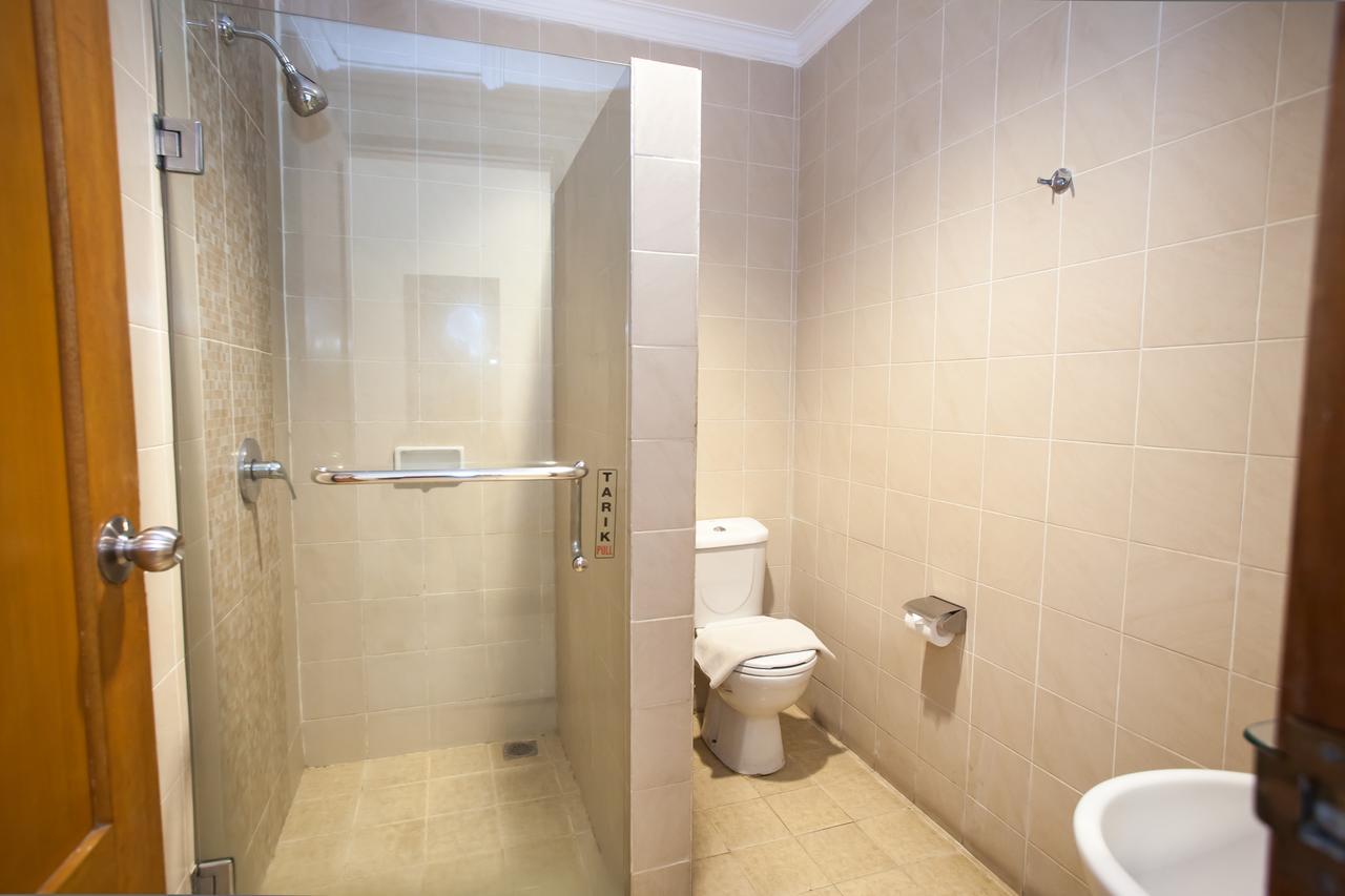 Отель Reddoorz Premium @ Raya Nginden Wonocolo Экстерьер фото