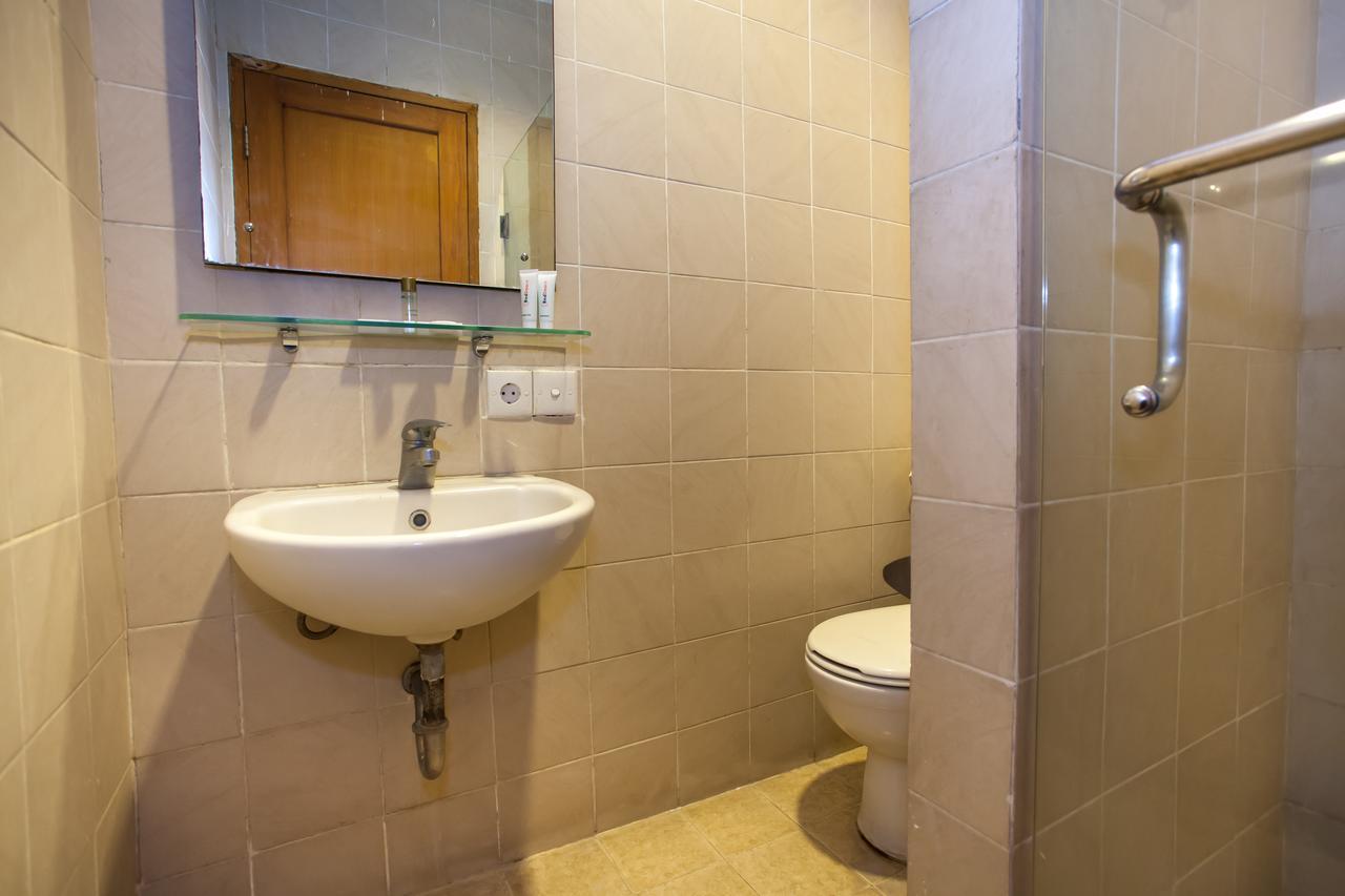 Отель Reddoorz Premium @ Raya Nginden Wonocolo Экстерьер фото