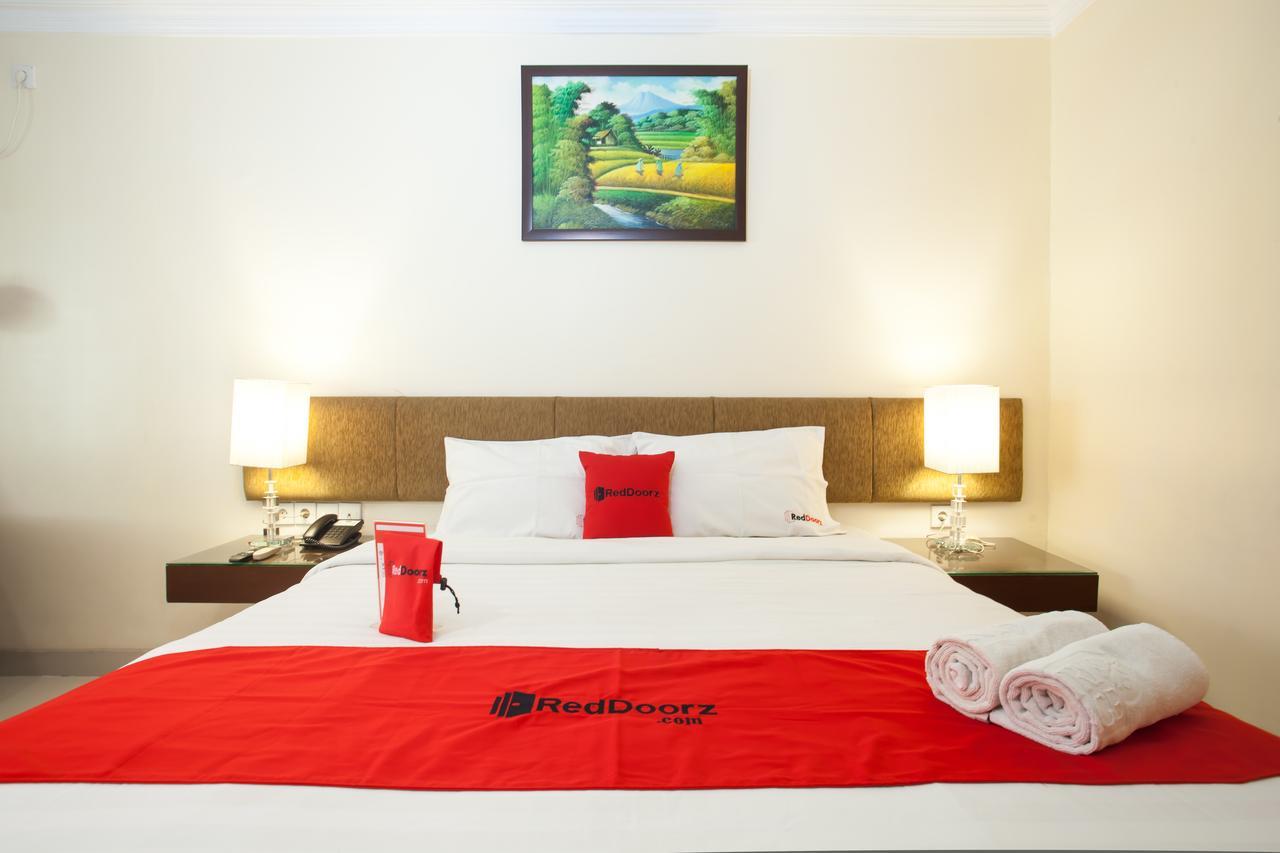 Отель Reddoorz Premium @ Raya Nginden Wonocolo Экстерьер фото