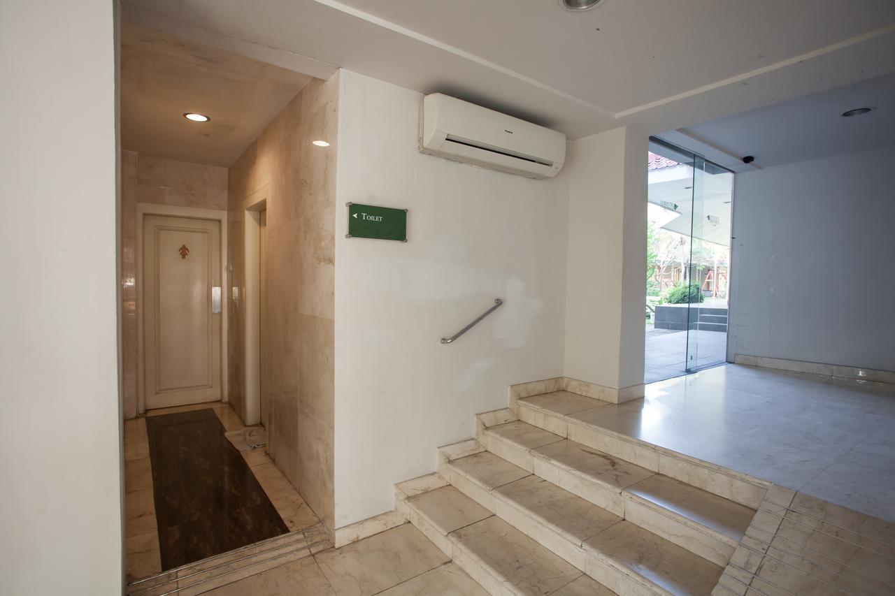 Отель Reddoorz Premium @ Raya Nginden Wonocolo Экстерьер фото