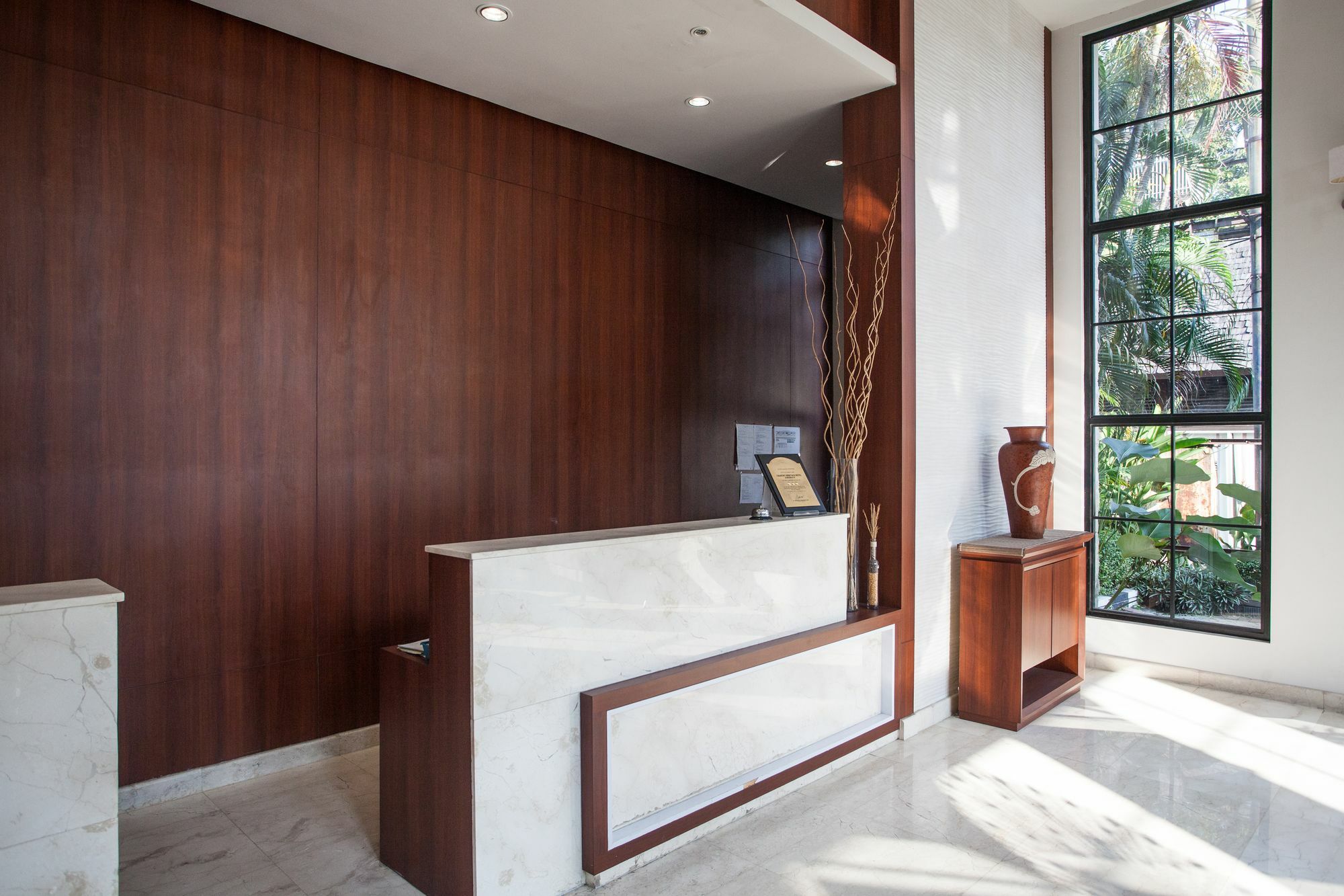 Отель Reddoorz Premium @ Raya Nginden Wonocolo Экстерьер фото